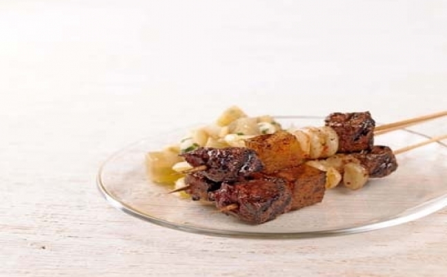 Anticuchos de alpaca marinada en hierbas andinas